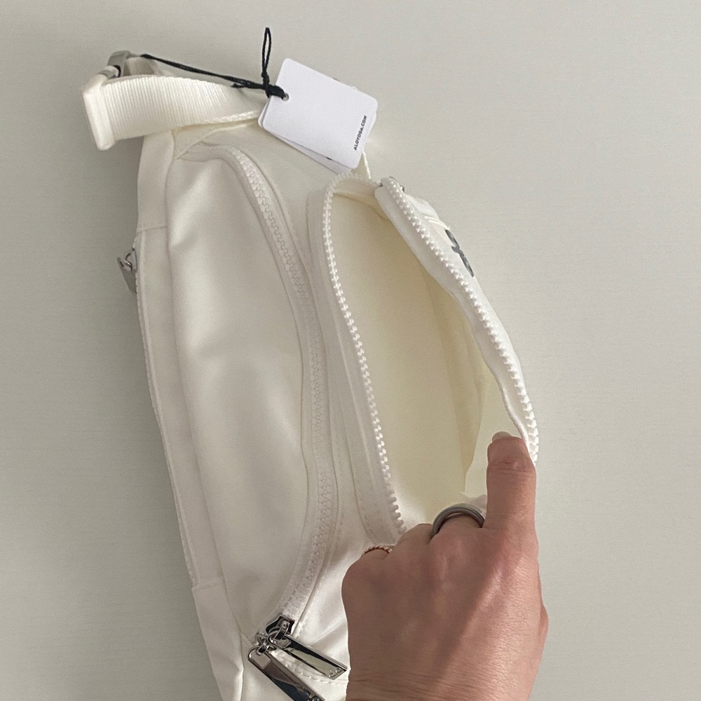 ALO Yoga White Belt Bag / Waist Pack - Picture 7 of 7